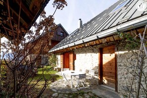 Outdoor dining - PIERRE ET BOIS - MONTSAPEY (MONTSAPEY)