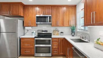 Coffee/tea maker, fridge, microwave, oven