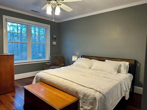5 bedrooms, desk, iron/ironing board, WiFi - Luxury Masters Rental 5BR 4.8 Acre Estate, Fire Pit, Gym, 2 Verandas (Grovetown)