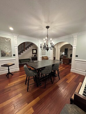 Dining - Luxury Masters Rental 5BR 4.8 Acre Estate, Fire Pit, Gym, 2 Verandas (Grovetown)