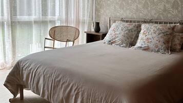 7 bedrooms, iron/ironing board, WiFi, bed sheets