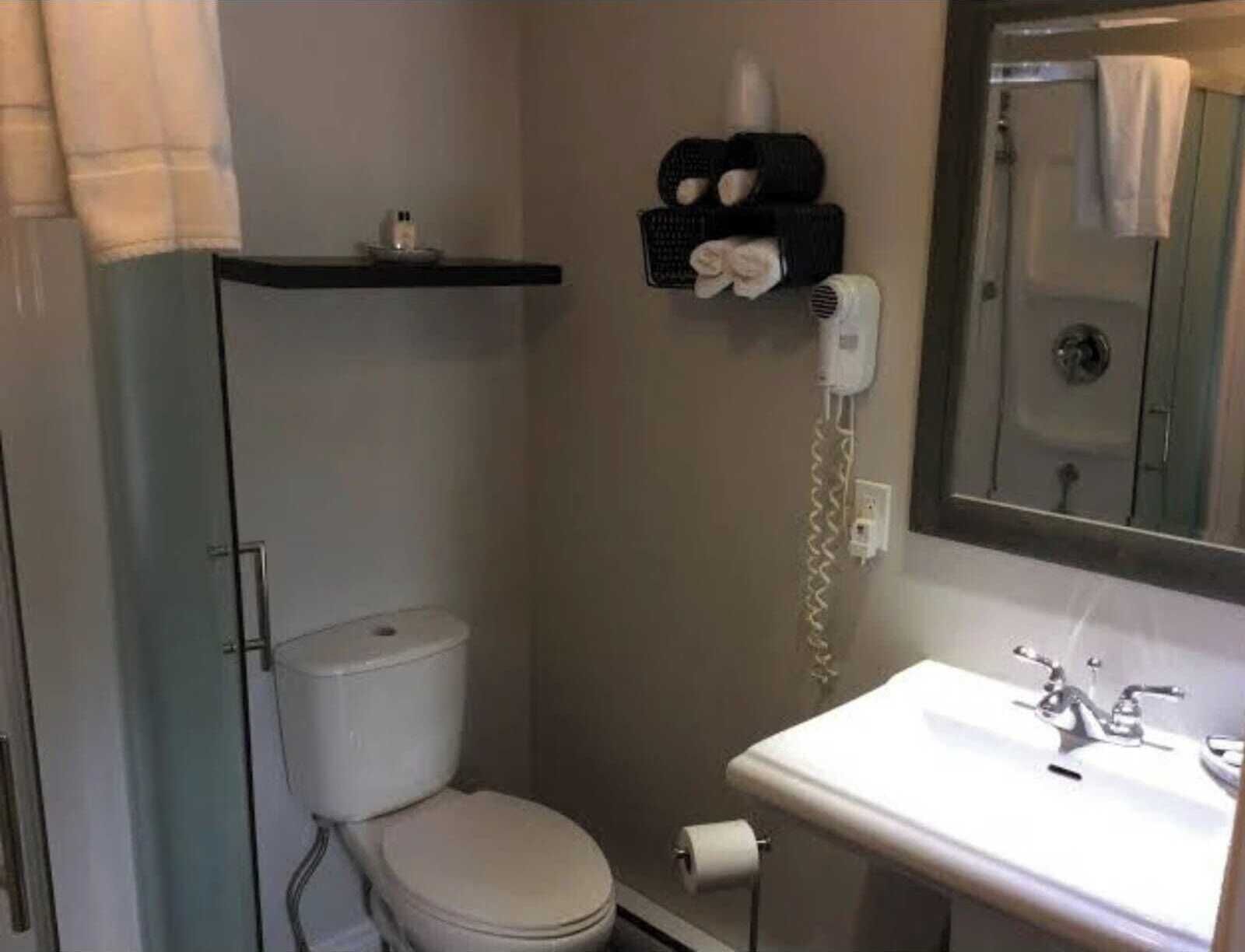 Secador de pelo, toallas, jabón, papel higiénico