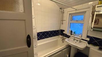 Shower, pengering rambut, dan handuk