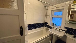 Shower, pengering rambut,  dan handuk