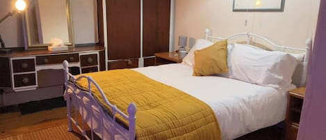 4 bedrooms, iron/ironing board, free WiFi, bed sheets