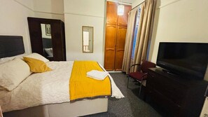 4 bedrooms, iron/ironing board, free WiFi, bed sheets - House - Sleeps 8 - Clifton Down 10 min Walk (Bristol)