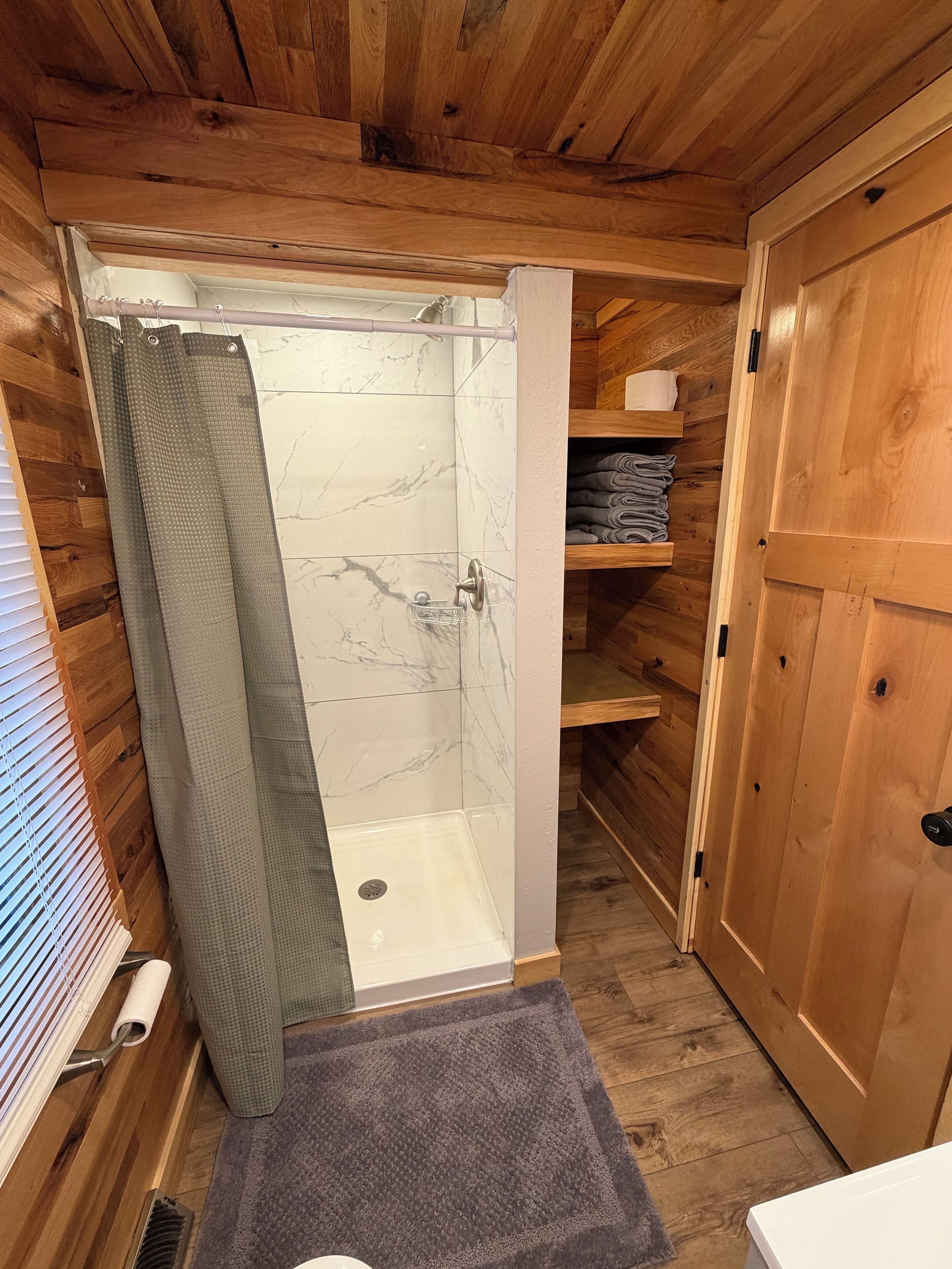 Douche, serviettes fournies, papier toilette