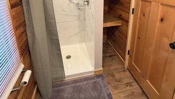 Douche, serviettes fournies, papier toilette