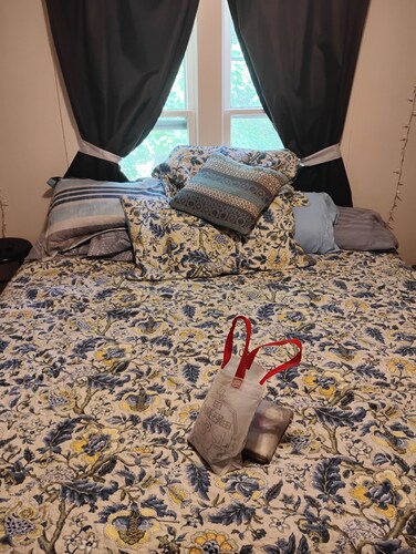 Cozy 1-bedroom bed & breakfast in peaceful Kalamazoo with AC