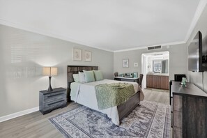 1 bedroom, desk, free WiFi, bed sheets - Lux Mins To Atrium Health & Charlotte Airport (Charlotte)
