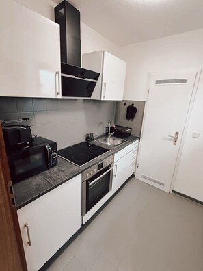 Kjøleskap, mikrobølgeovn, ovn og kokeplater