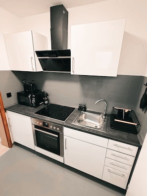 Fridge, microwave, oven, stovetop - Vacation apartment- cozy home Li-Apartments (Pforzheim)