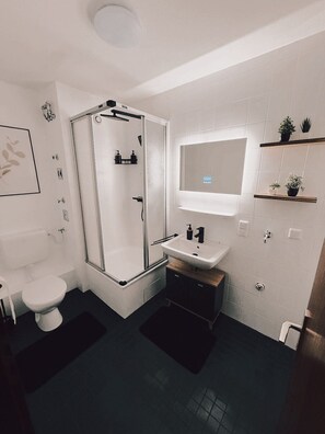 Hair dryer, towels, soap, toilet paper - Vacation apartment- cozy home Li-Apartments (Pforzheim)