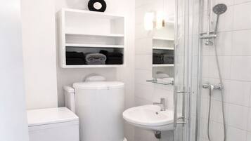 Een haardroger, handdoeken, zeep, toiletpapier