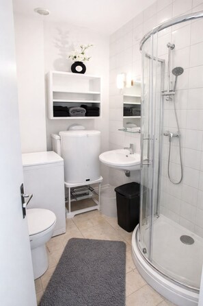 Haartrockner, Handtücher, Seife, Toilettenpapier