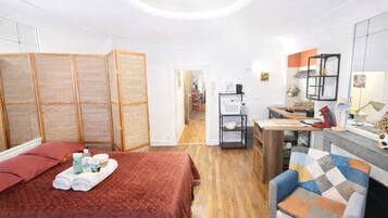 Een strijkplank/strijkijzer, wifi, beddengoed