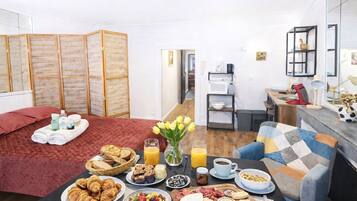 Een strijkplank/strijkijzer, wifi, beddengoed