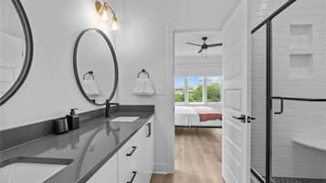 4 soverom, strykejern/-brett, wi-fi (inkludert) og sengetøy