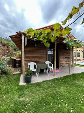 Outdoor dining - Mountain cabin with fireplace. Cozy Bermond House. (Alto Caparaó)