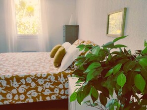 3 habitaciones, tabla de planchar con plancha, wifi y ropa de cama 