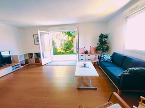 Pièce de vie ouverte et lumineuse avec jeux vidéos,  jeux de société, nombreuses chaînes TV - Villa Spa Béziers 4* (Béziers)