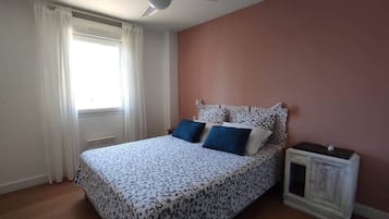 3 Schlafzimmer, BĂŒgeleisen/BĂŒgelbrett, WLAN, BettwĂ€sche