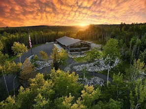 Exterior - On The Rocks Lodge w/HOT TUB & direct access to snowmobile, ATV, & hiking trails (Crane Lake)