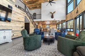 Smart TV - On The Rocks Lodge w/HOT TUB & direct access to snowmobile, ATV, & hiking trails (Crane Lake)