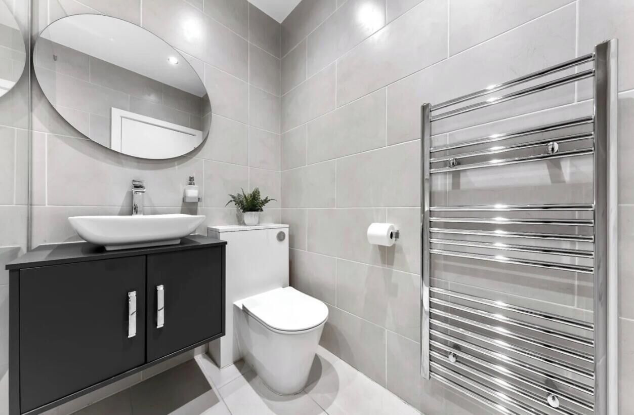 Secadora de cabello, toallas, papel de baño 