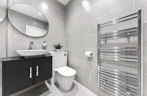 Secadora de cabello, toallas, papel de baño 