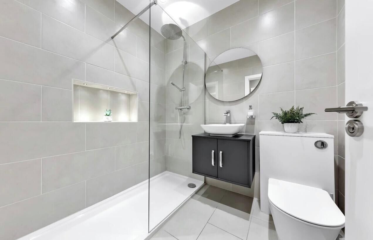 Secadora de cabello, toallas, papel de baño 