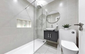Secadora de cabello, toallas, papel de baño 