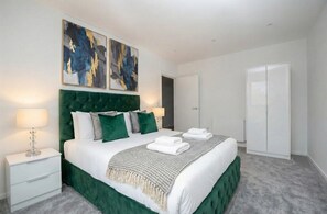 2 bedrooms, desk, iron/ironing board, free WiFi - Modern 2-Bed Apartment  Canary Wharf Prime Location (London)