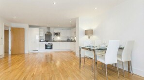 Fridge, microwave, oven, stovetop - Modern 2-Bed Apartment  Canary Wharf Prime Location (London)