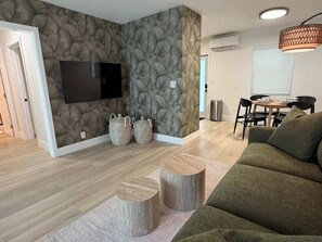TV, offices - Renovated 1 Bedroom, Boutique Mid-Century Building (Fort Lauderdale)
