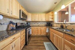 Fridge, microwave, oven, stovetop - Relax & Recharge Retreat 4BR w/ Hot Tub (Tucson)