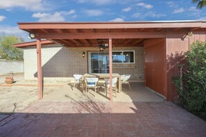 Outdoor dining - Relax & Recharge Retreat 4BR w/ Hot Tub (Tucson)