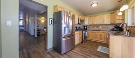 冷蔵庫、電子レンジ、オーブン、コンロ