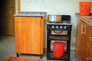 Comfort appartement, balkon, uitzicht op stad | Privékeuken | Een koelkast, een magnetron, een oven, een kookplaat