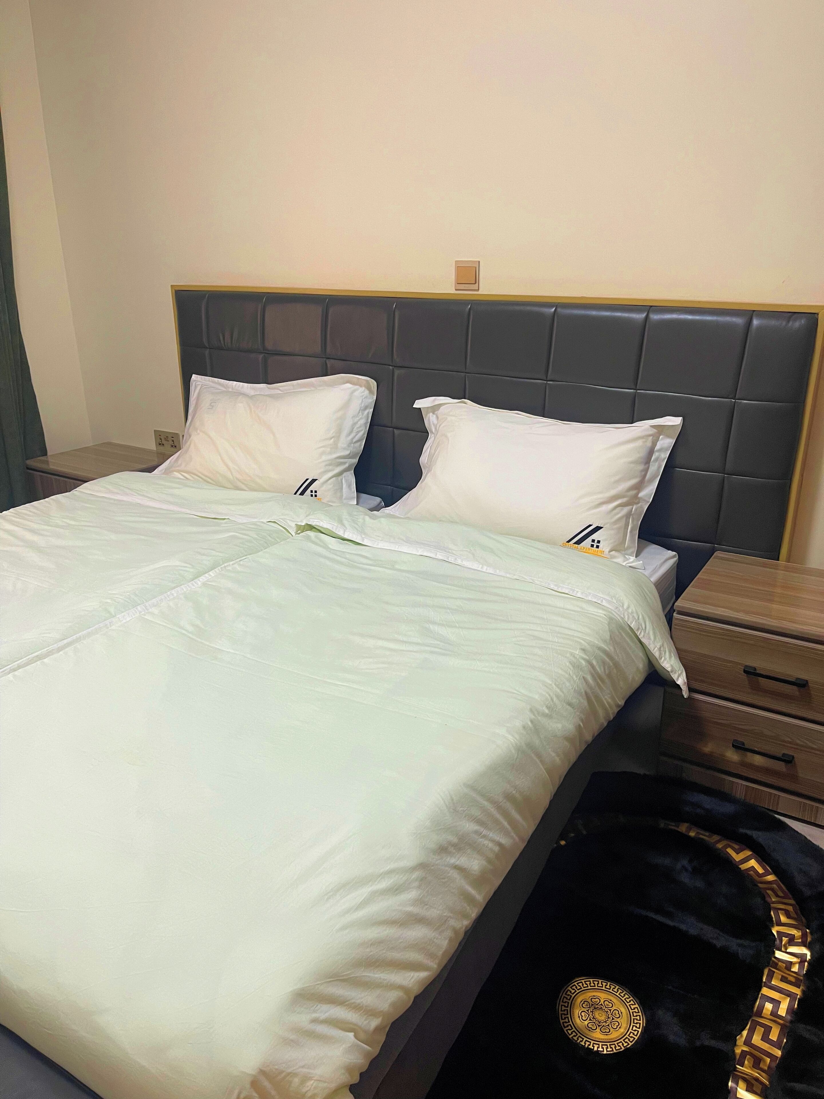 Safe på rommet, skrivebord, lydisolert og strykejern/-brett