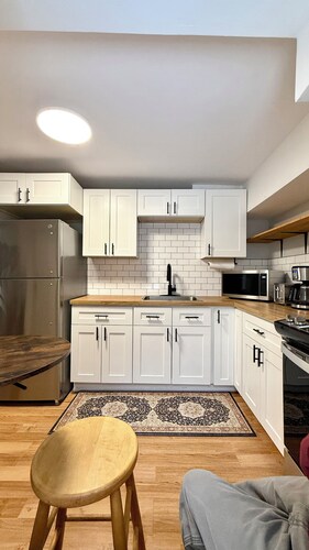Walk-out Suite Close to DT | U of G | GGH Fast Wifi & Parking