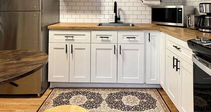 Walk-out Suite Close to DT | U of G | GGH Fast Wifi & Parking