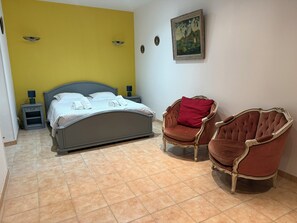 2 多间卧室、熨斗/熨衣板、WiFi、床单