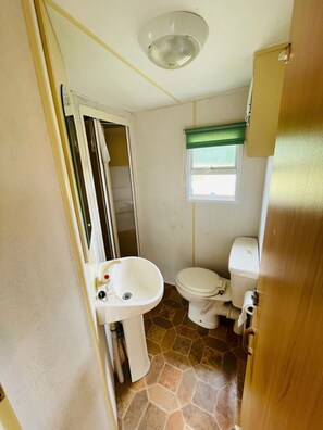 Shower, hair dryer, towels, soap - A little corner of paradise (Église-Neuve-de-Vergt)
