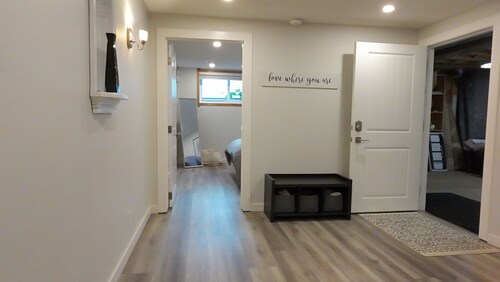 Private Guest Suite Close to Airport!