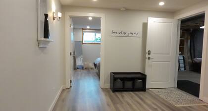 Private Guest Suite Close to Airport!