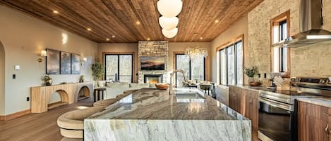 冷蔵庫、電子レンジ、オーブン、コンロ