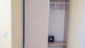 Ein Schrank mit Regalen und Kleiderhängevorrichtung.
