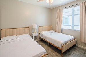 Iron/ironing board, free WiFi - The One 313 (Glendale)