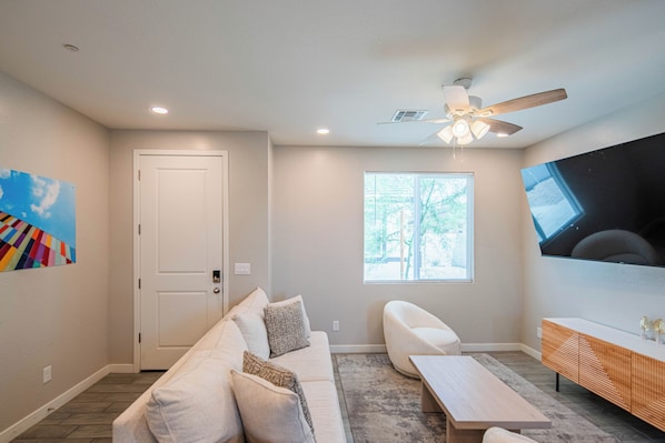 تلفزيون ذكي بحجم 65-بوصة يعرض قنوات تلفزيونية باشتراك مدفوع